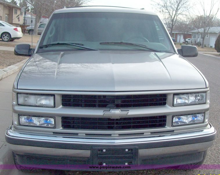image for item 5000 1999 Chevrolet C1500 Suburban