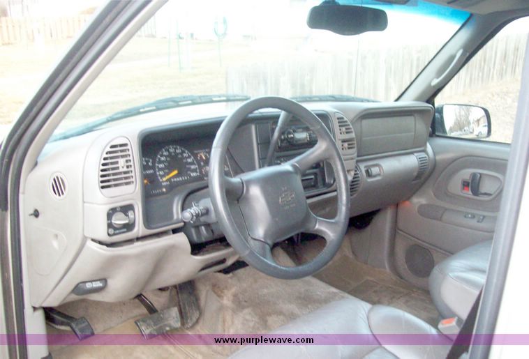 image for item 5000 1999 Chevrolet C1500 Suburban