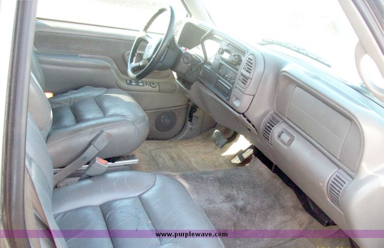 image for item 5000 1999 Chevrolet C1500 Suburban