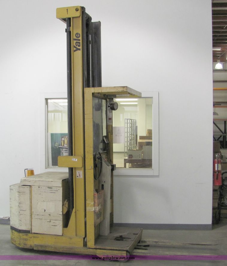 image for item 6683 Yale order picker electric fork lift