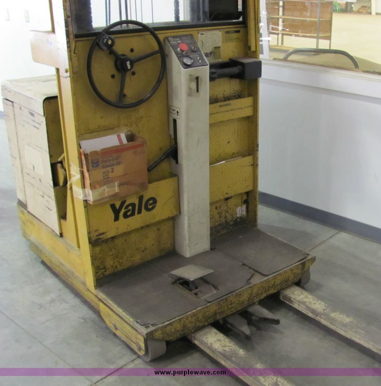 image for item 6683 Yale order picker electric fork lift