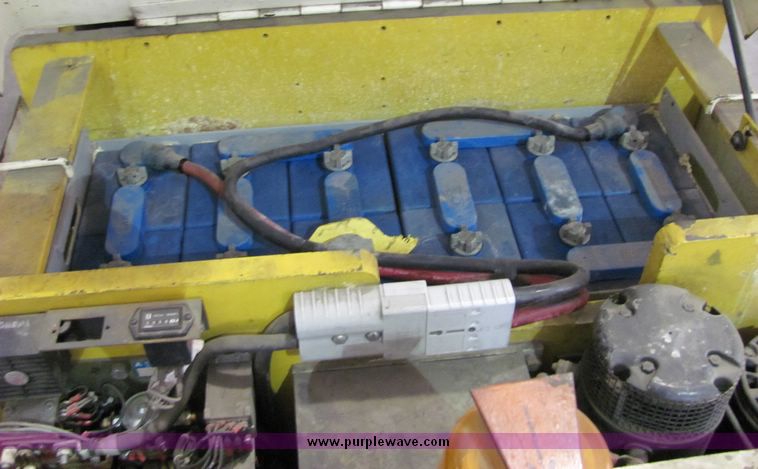 image for item 6683 Yale order picker electric fork lift