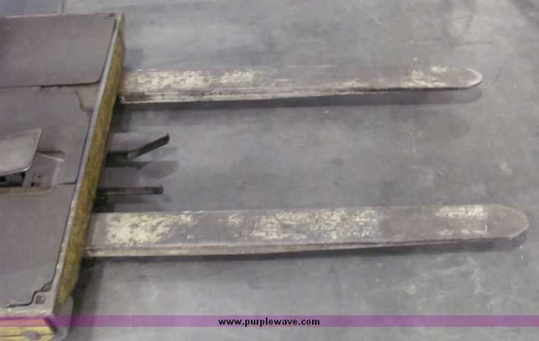 image for item 6683 Yale order picker electric fork lift