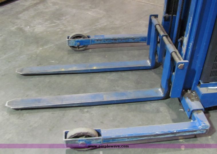 image for item 6718 Blue Giant fork lift