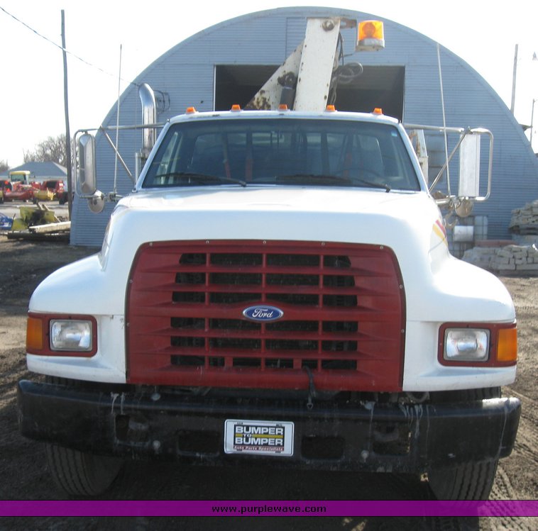 image for item 8080 1997 Ford F600 conventional cab service truck