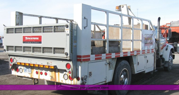 image for item 8080 1997 Ford F600 conventional cab service truck