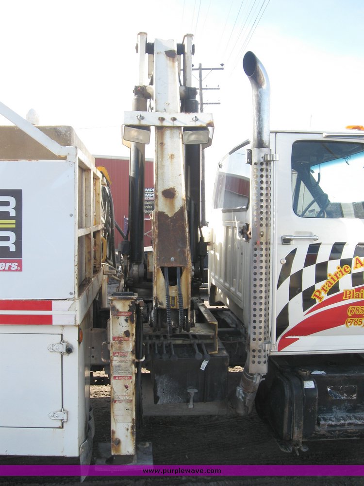 image for item 8080 1997 Ford F600 conventional cab service truck