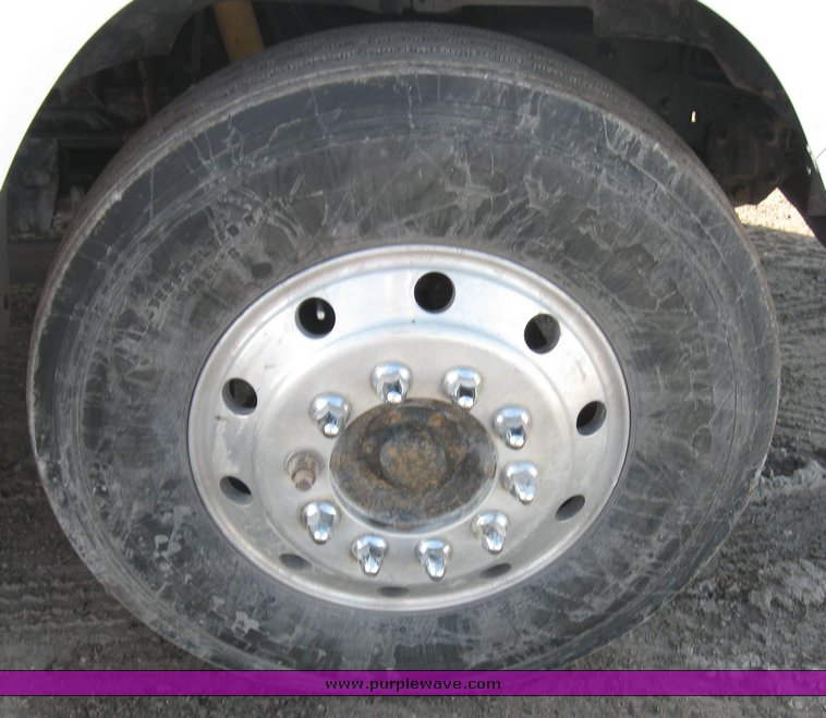 image for item 8080 1997 Ford F600 conventional cab service truck