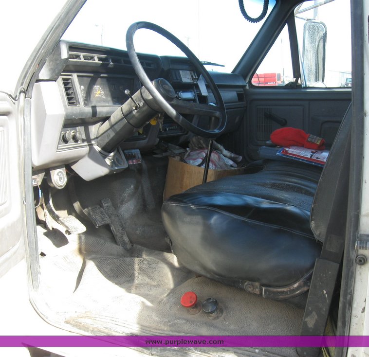 image for item 8080 1997 Ford F600 conventional cab service truck