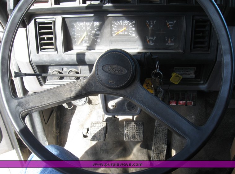 image for item 8080 1997 Ford F600 conventional cab service truck