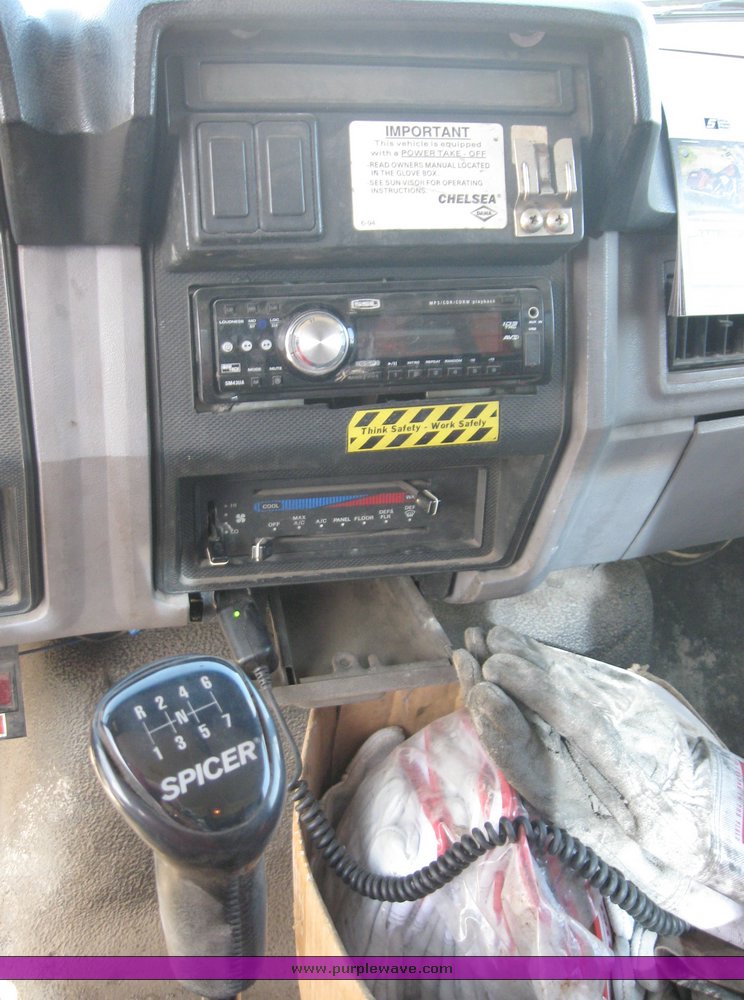 image for item 8080 1997 Ford F600 conventional cab service truck