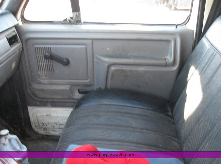 image for item 8080 1997 Ford F600 conventional cab service truck