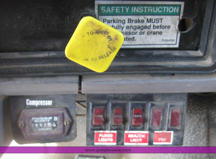 image for item 8080 1997 Ford F600 conventional cab service truck