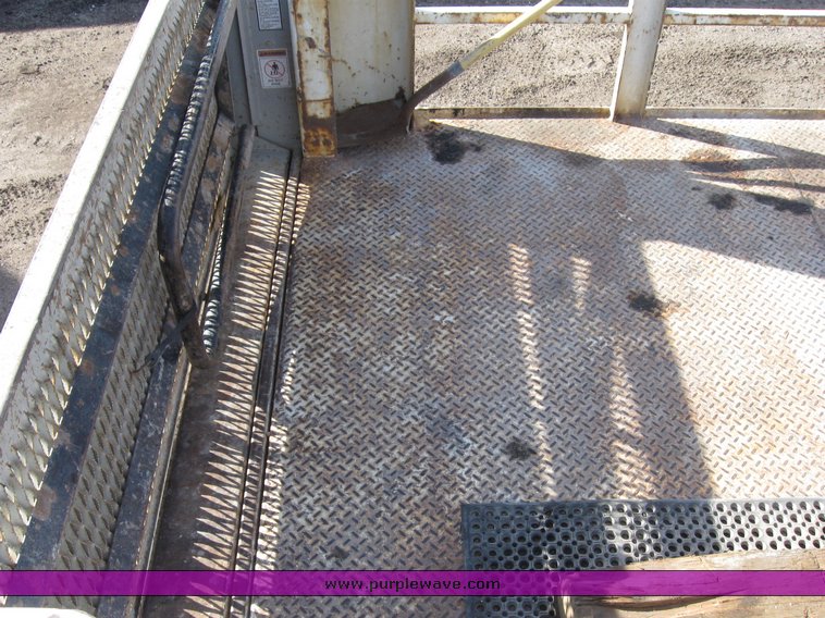 image for item 8080 1997 Ford F600 conventional cab service truck