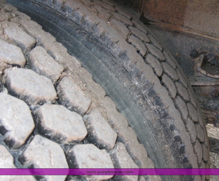 image for item 8080 1997 Ford F600 conventional cab service truck