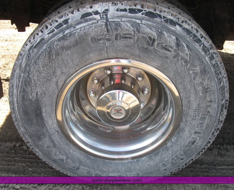 image for item 8080 1997 Ford F600 conventional cab service truck