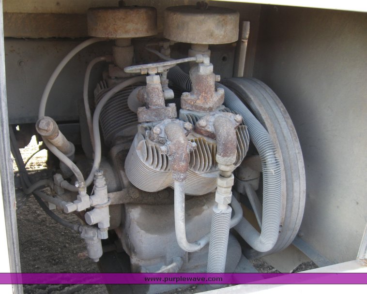 image for item 8080 1997 Ford F600 conventional cab service truck