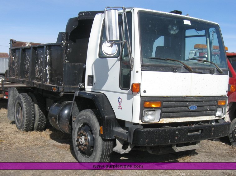 image for item 8082 1992 Ford Cargo LT CF8000 dump truck
