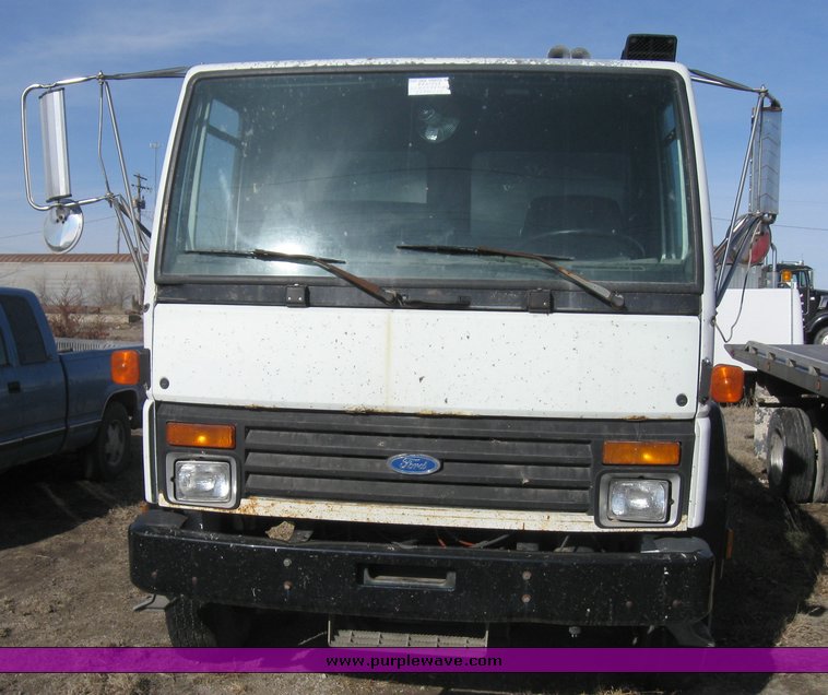image for item 8082 1992 Ford Cargo LT CF8000 dump truck