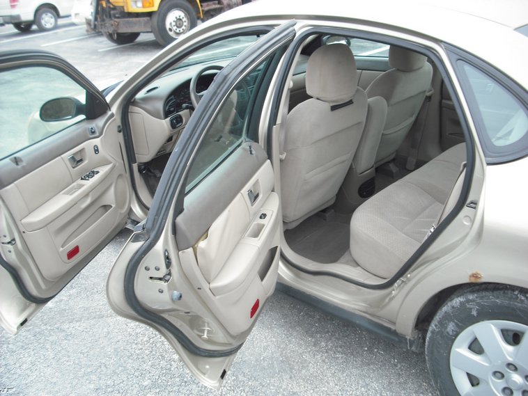 image for item 3009 2001 Ford Taurus LX