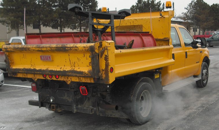 image for item 3010 1999 Ford F450 Super Duty pickup with snow plow