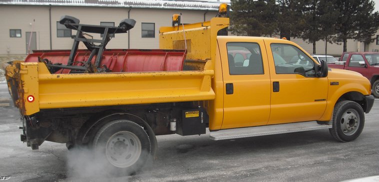 image for item 3010 1999 Ford F450 Super Duty pickup with snow plow