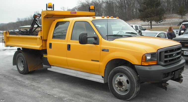 image for item 3010 1999 Ford F450 Super Duty pickup with snow plow