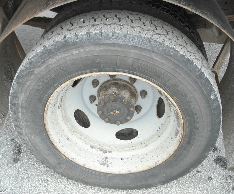 image for item 3010 1999 Ford F450 Super Duty pickup with snow plow