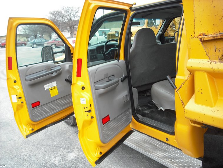 image for item 3010 1999 Ford F450 Super Duty pickup with snow plow