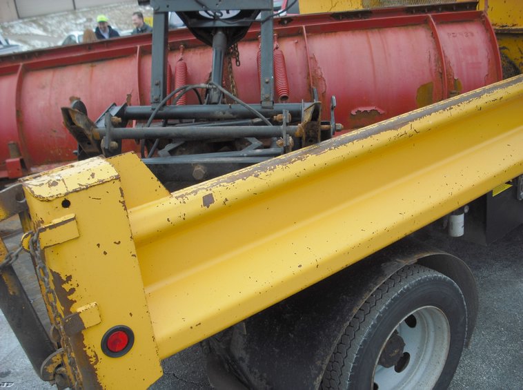 image for item 3010 1999 Ford F450 Super Duty pickup with snow plow