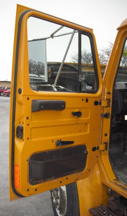 image for item 3012 1997 International 4900 6x4