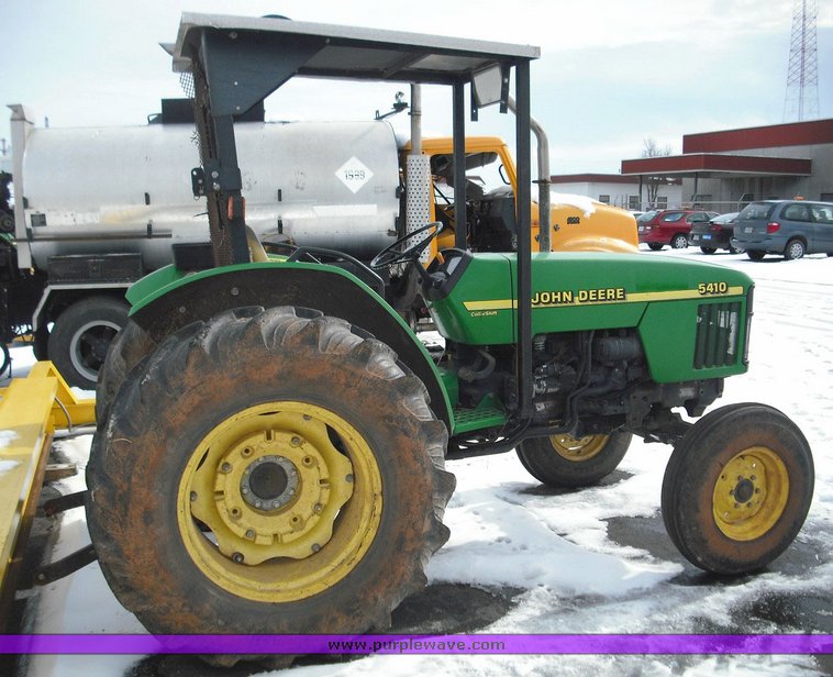 image for item 3013 2000 John Deere 5410 tractor