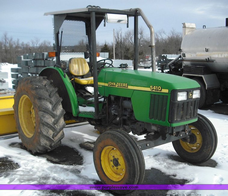 image for item 3013 2000 John Deere 5410 tractor