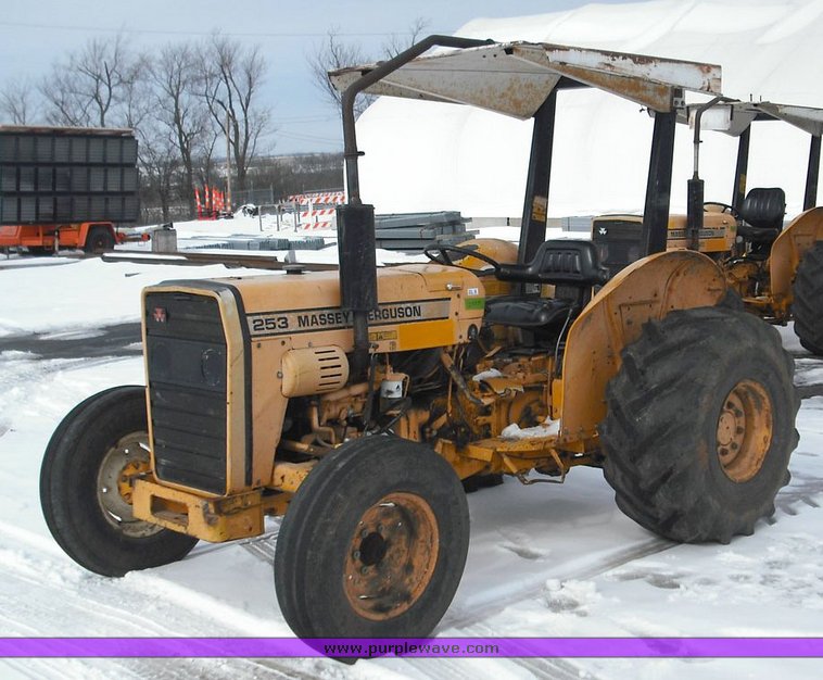 image for item 3014 1993 Massey Fergusen 253 tractor