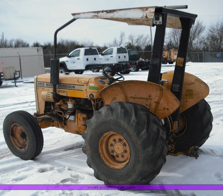 image for item 3014 1993 Massey Fergusen 253 tractor