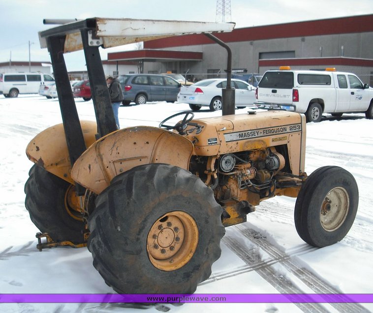 image for item 3014 1993 Massey Fergusen 253 tractor