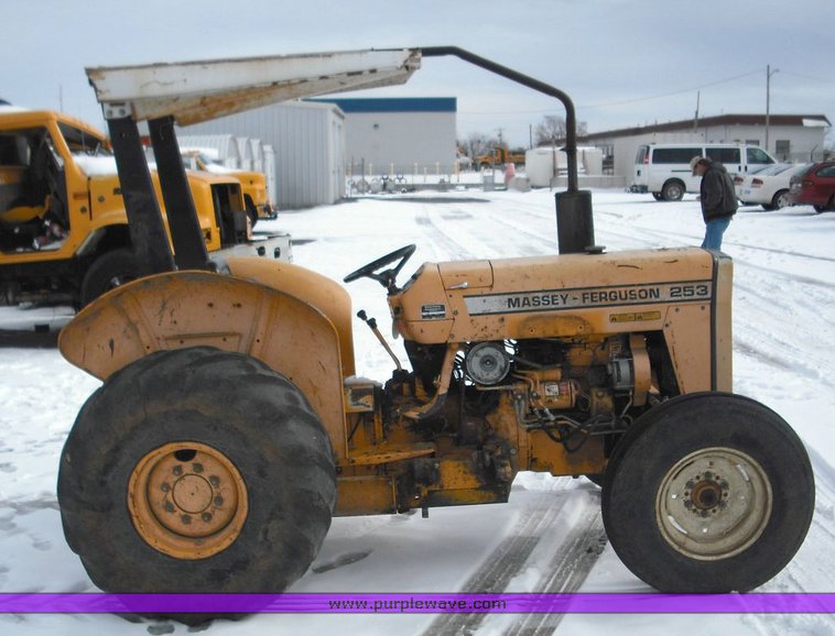 image for item 3014 1993 Massey Fergusen 253 tractor