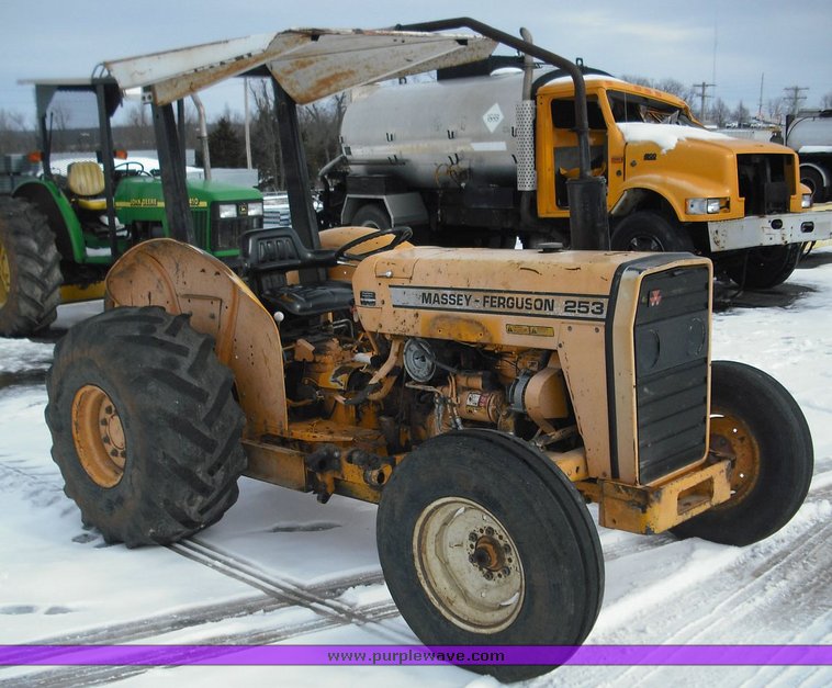 image for item 3014 1993 Massey Fergusen 253 tractor