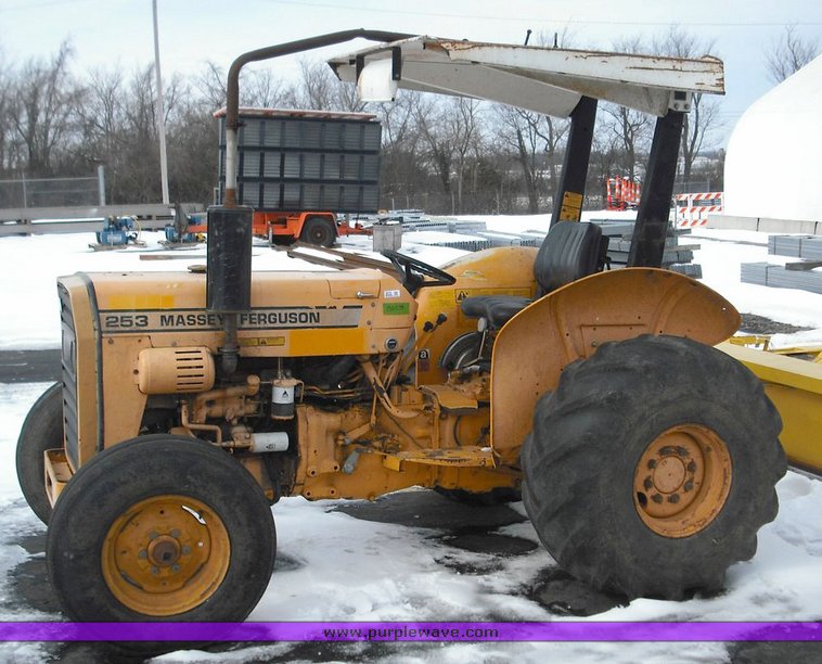 image for item 3015 1993 Massey-Ferguson 253 tractor