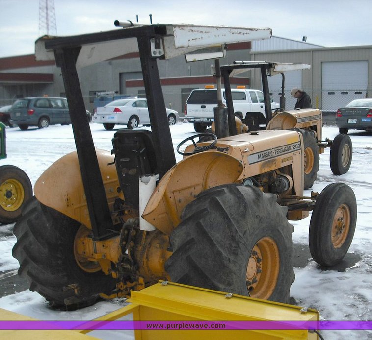 image for item 3015 1993 Massey-Ferguson 253 tractor