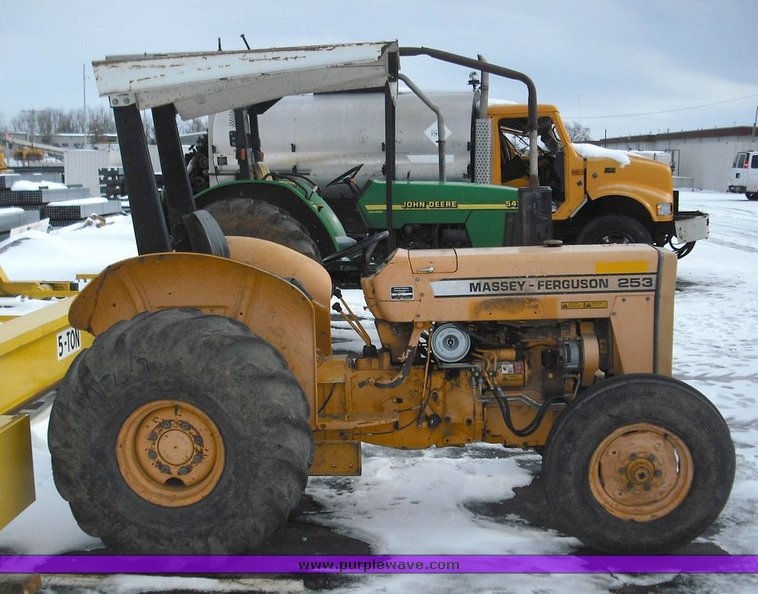 image for item 3015 1993 Massey-Ferguson 253 tractor