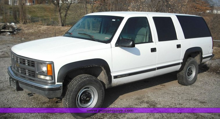 image for item 3017 1999 Chevrolet K2500 Suburban