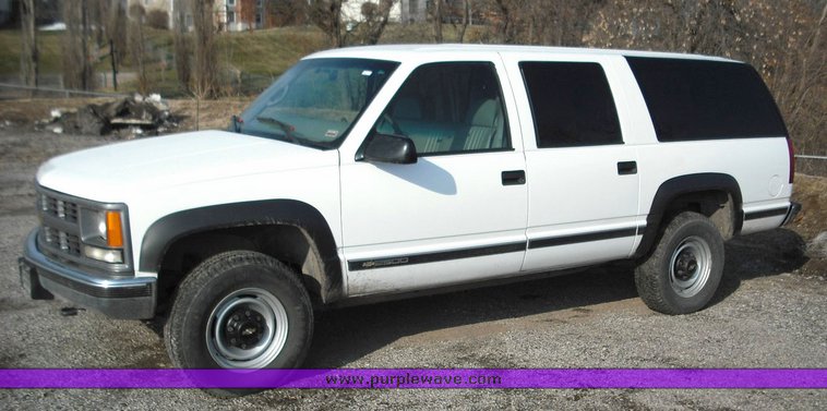 image for item 3017 1999 Chevrolet K2500 Suburban