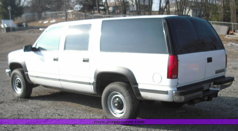 image for item 3017 1999 Chevrolet K2500 Suburban