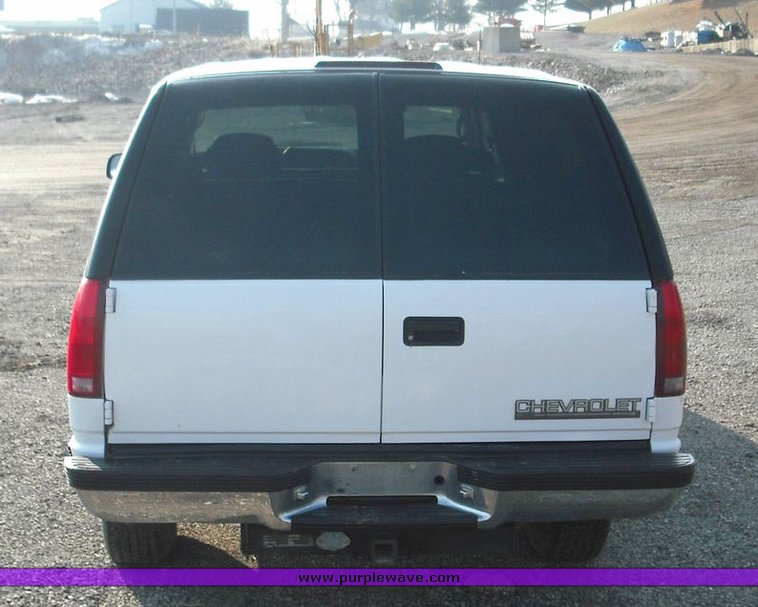 image for item 3017 1999 Chevrolet K2500 Suburban