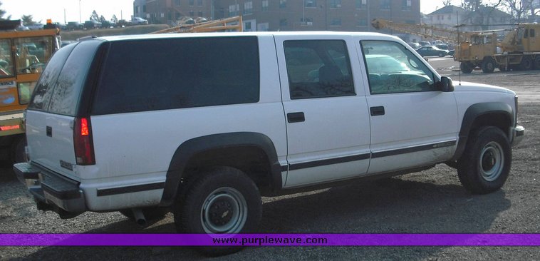 image for item 3017 1999 Chevrolet K2500 Suburban