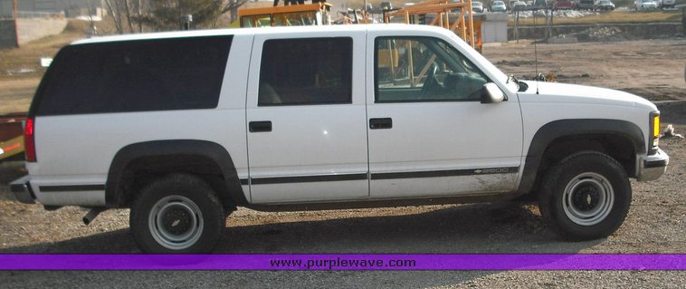 image for item 3017 1999 Chevrolet K2500 Suburban