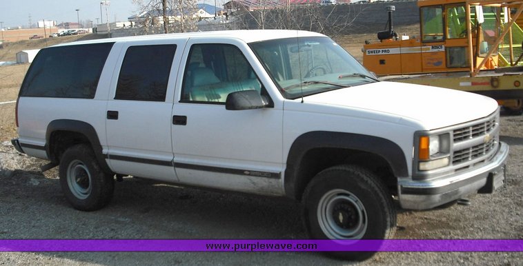 image for item 3017 1999 Chevrolet K2500 Suburban