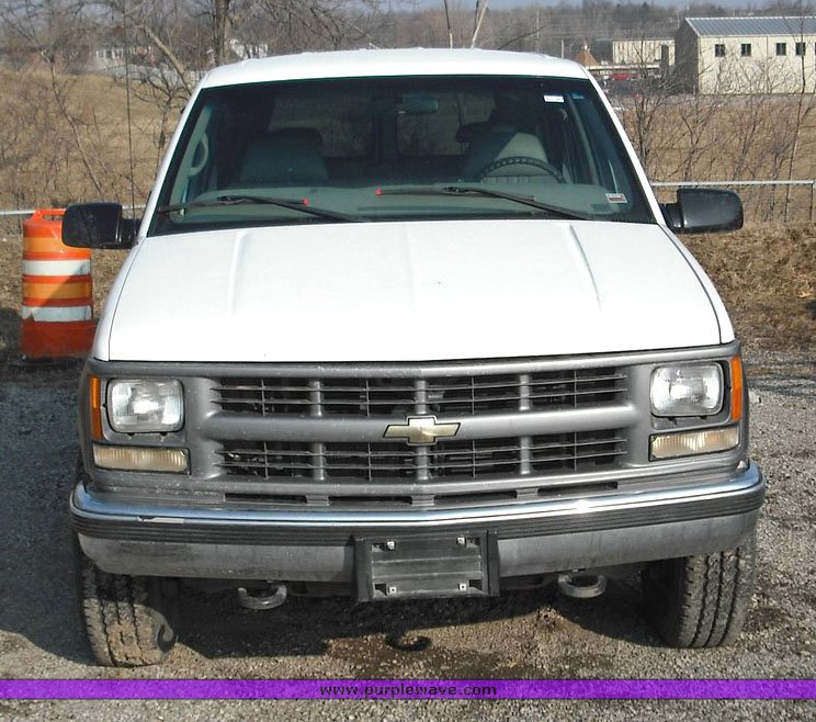 image for item 3017 1999 Chevrolet K2500 Suburban