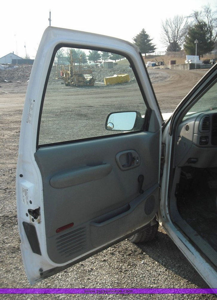 image for item 3017 1999 Chevrolet K2500 Suburban